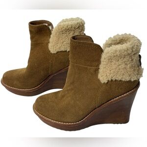 UGG Suede Wedge Ankle Boots Shearling Cuff Womens Sz6 Tan Cozy
